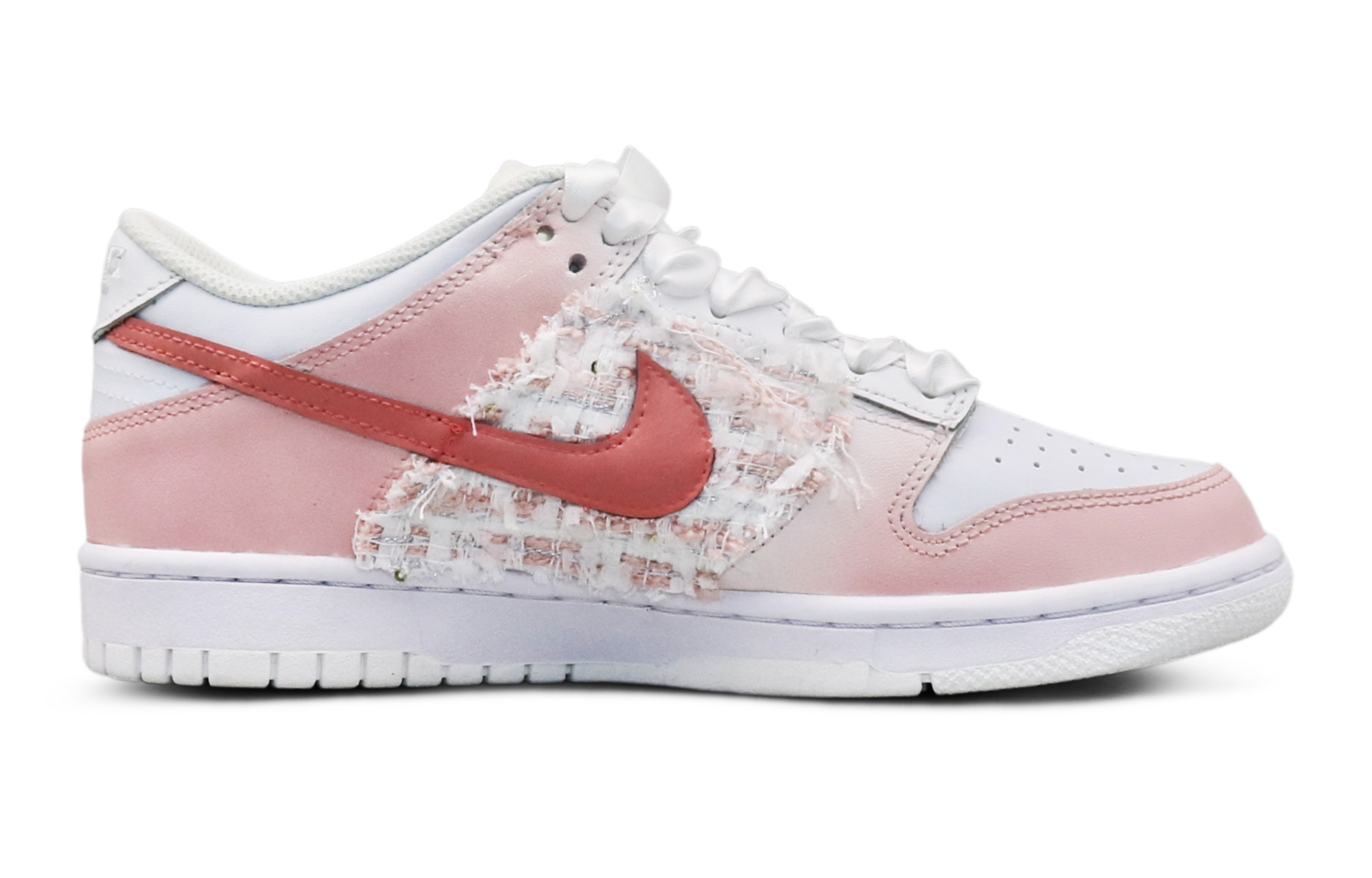 Order 【訂製球鞋】 Nike Dunk 低筒 粉蝴蝶 氣質女孩 輕奢簡約 縫紉工藝 漸變色 絲綢鞋帶 低筒 板鞋 GS 淡粉色