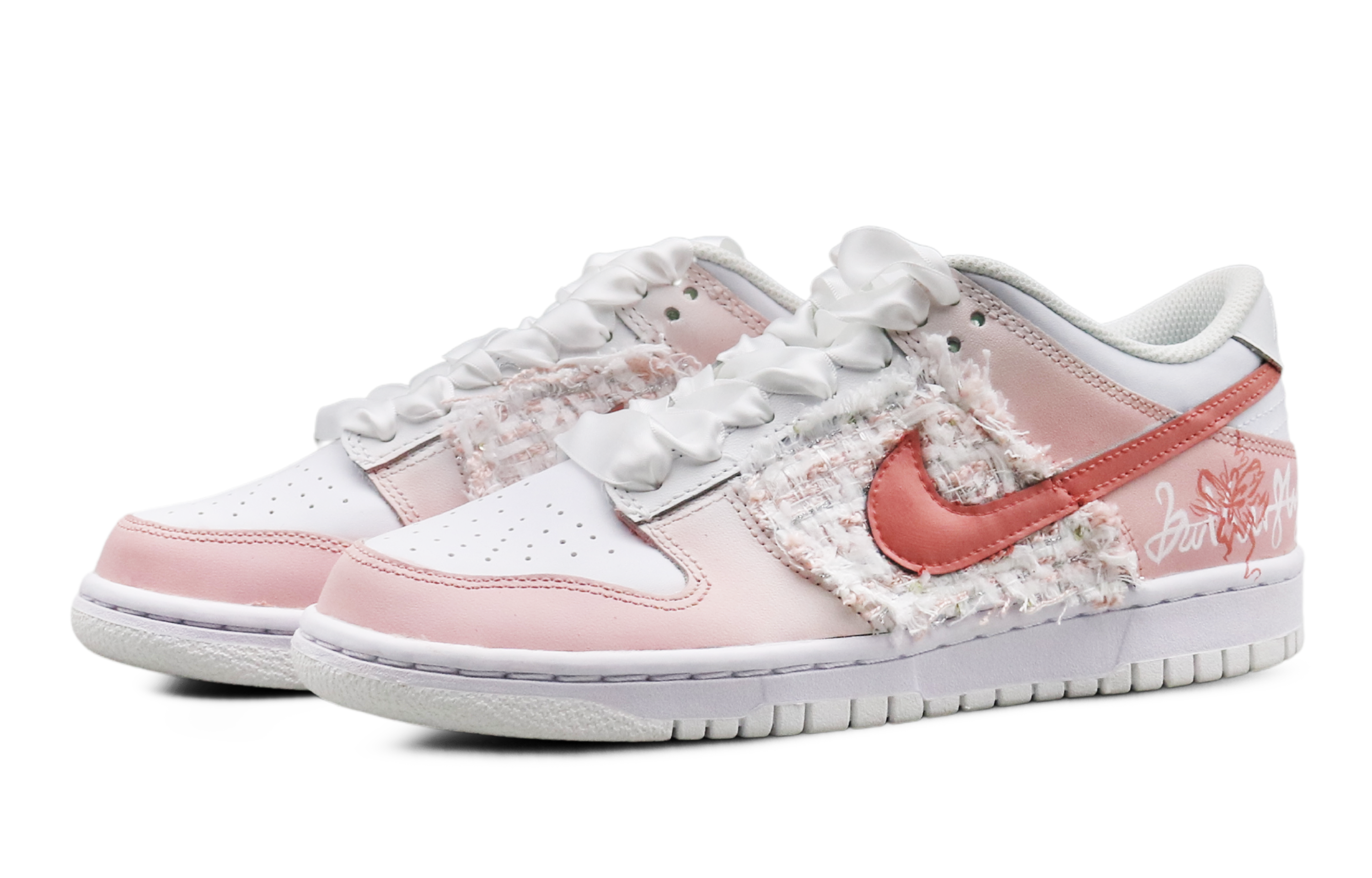 Lookbook 【訂製球鞋】 Nike Dunk 低筒 粉蝴蝶 氣質女孩 輕奢簡約 縫紉工藝 漸變色 絲綢鞋帶 低筒 板鞋 GS 淡粉色