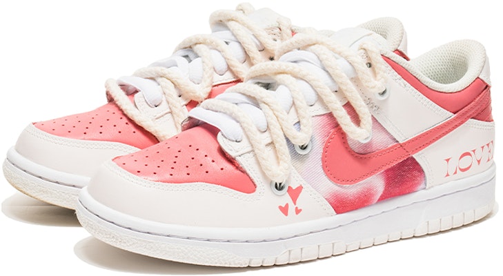 나이키 덩크 로우 '핑크 그래피티 하트' (커스텀) DH9765-100(TeamB-女款粉红爱心) Lookbook 나이키 덩크 로우 '핑크 그래피티 하트' (커스텀) DH9765-100(TeamB-女款粉红爱心)