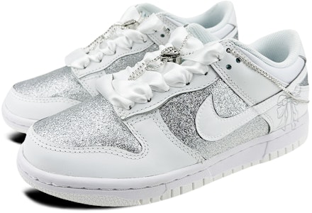 【定製球鞋】Nike Dunk Low 情侶 滿天星 婚紗 愛心 鍊條 低幫 板鞋 GS 銀白 Lookbook 【定製球鞋】Nike Dunk Low 情侶 滿天星 婚紗 愛心 鍊條 低幫 板鞋 GS 銀白