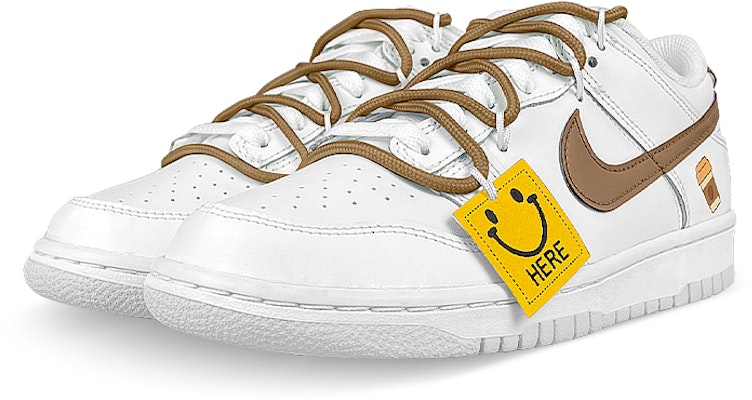 【台灣風尚】Nike Dunk 低筒 解構雙鞋帶 笑臉布章 摩卡咖啡 襪子 禮盒款 白棕色 男士滑板鞋 Lookbook 【台灣風尚】Nike Dunk 低筒 解構雙鞋帶 笑臉布章 摩卡咖啡 襪子 禮盒款 白棕色 男士滑板鞋