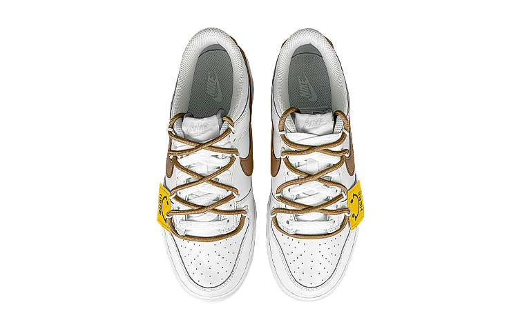 Shop 【台灣風尚】Nike Dunk 低筒 解構雙鞋帶 笑臉布章 摩卡咖啡 襪子 禮盒款 白棕色 男士滑板鞋