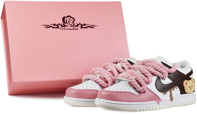 나이키 덩크 로우 '딸기 곰' (커스텀) DH9765-100(TeamD-GS款草莓小熊) Buy 나이키 덩크 로우 '딸기 곰' (커스텀) DH9765-100(TeamD-GS款草莓小熊)