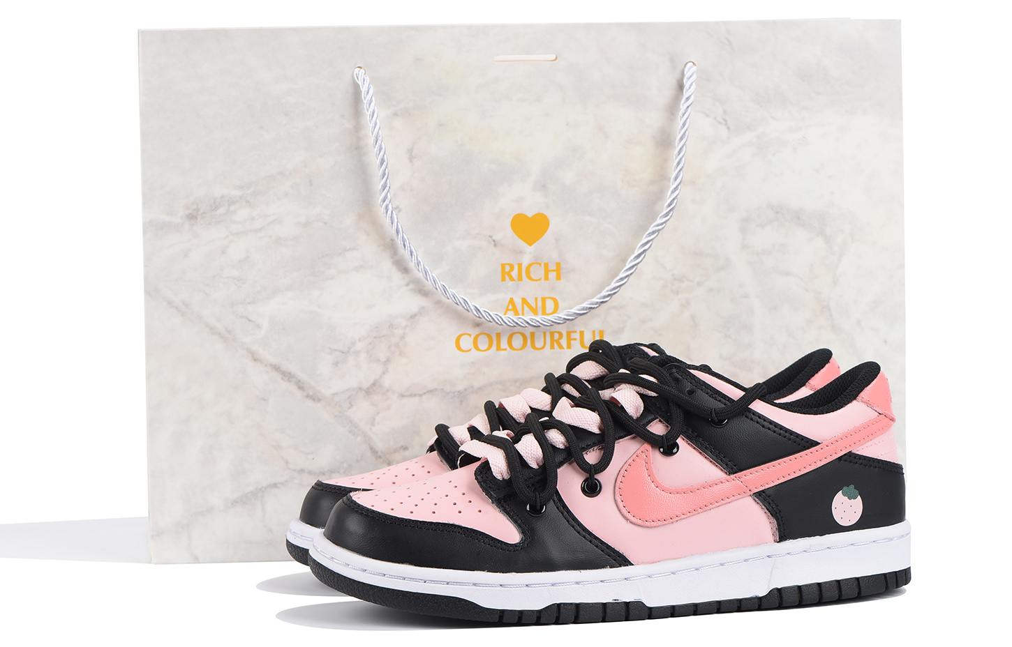 Buy [Kasut Custom] Nike Dunk Low 'Strawberi Hitam' CW1590-100（Team32-女款甜心草莓SBOX)