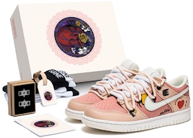 Nike Dunk Low カスタム「鶴心グラフィティ」 DH9765-100(TeamB-女款桃粉爱心Q-BOX) Buy Nike Dunk Low カスタム「鶴心グラフィティ」 DH9765-100(TeamB-女款桃粉爱心Q-BOX)
