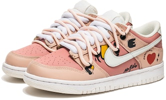 Nike Dunk Low カスタム「鶴心グラフィティ」 DH9765-100(TeamB-女款桃粉爱心Q-BOX) Shop Nike Dunk Low カスタム「鶴心グラフィティ」 DH9765-100(TeamB-女款桃粉爱心Q-BOX)