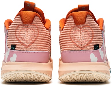 ナイキ カイリー Low 5 "ピンクグリーン落書き" DJ6014-800(TeamB-爱心粉) Shop ナイキ カイリー Low 5 "ピンクグリーン落書き" DJ6014-800(TeamB-爱心粉)