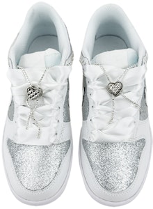 【定制球鞋】Nike 情人節 滿天星 婚紗 愛心扣 鍊條 低幫 板鞋 GS 銀白 Shop 【定制球鞋】Nike 情人節 滿天星 婚紗 愛心扣 鍊條 低幫 板鞋 GS 銀白