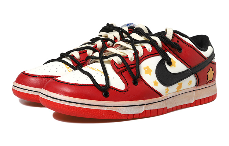 Lookbook 나이키 NBA 덩크 로우 '레드화이트블랙 스타즈' (커스텀) DO6288-100(Team拾玖-白红星星女S-BOX)