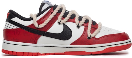 【カスタムシューズ】ナイキ NBA x ダンク ロー EMB 'シカゴ' DO6288-100(Team拾肆-女款书法解构红白黑) Order 【カスタムシューズ】ナイキ NBA x ダンク ロー EMB 'シカゴ' DO6288-100(Team拾肆-女款书法解构红白黑)