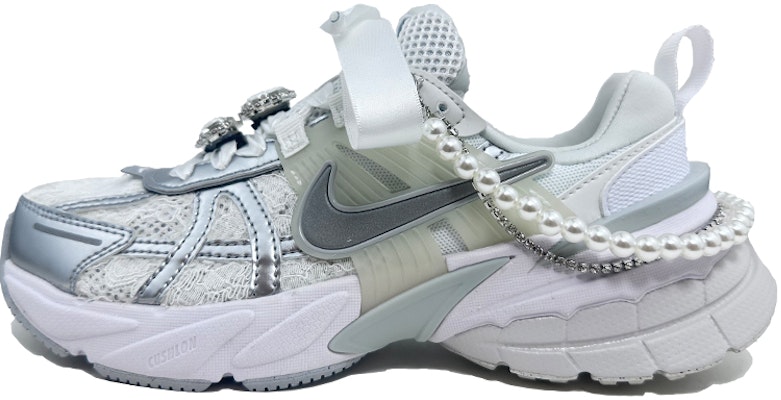 【訂製球鞋】 Nike V2K Run 銀月公主 精品禮盒 芭蕾風 婚鞋 蕾絲珍珠 網布耐磨透氣增高 低筒 休閒跑步鞋 男女同款 銀白 Order 【訂製球鞋】 Nike V2K Run 銀月公主 精品禮盒 芭蕾風 婚鞋 蕾絲珍珠 網布耐磨透氣增高 低筒 休閒跑步鞋 男女同款 銀白