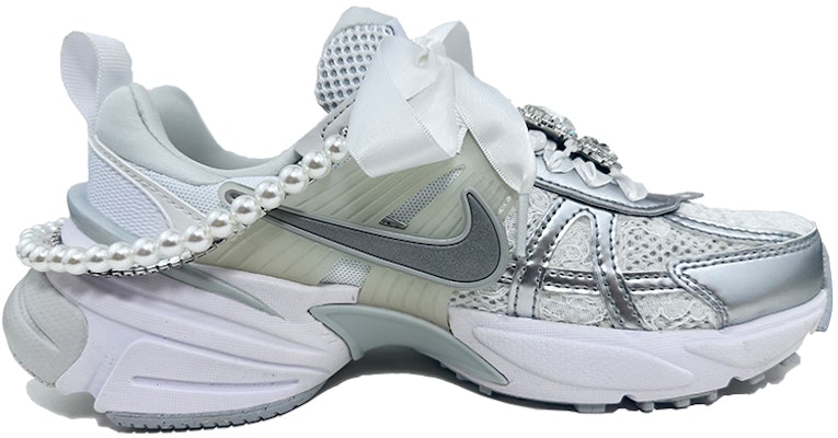 【訂製球鞋】 Nike V2K Run 銀月公主 精品禮盒 芭蕾風 婚鞋 蕾絲珍珠 網布耐磨透氣增高 低筒 休閒跑步鞋 男女同款 銀白 Lookbook 【訂製球鞋】 Nike V2K Run 銀月公主 精品禮盒 芭蕾風 婚鞋 蕾絲珍珠 網布耐磨透氣增高 低筒 休閒跑步鞋 男女同款 銀白