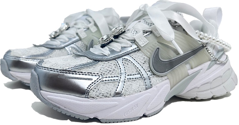 【訂製球鞋】 Nike V2K Run 銀月公主 精品禮盒 芭蕾風 婚鞋 蕾絲珍珠 網布耐磨透氣增高 低筒 休閒跑步鞋 男女同款 銀白 Shop 【訂製球鞋】 Nike V2K Run 銀月公主 精品禮盒 芭蕾風 婚鞋 蕾絲珍珠 網布耐磨透氣增高 低筒 休閒跑步鞋 男女同款 銀白