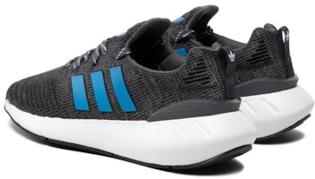 (小學)adidas Swift Run 22 '黑藍衝擊' GX9207 Lookbook (小學)adidas Swift Run 22 '黑藍衝擊' GX9207