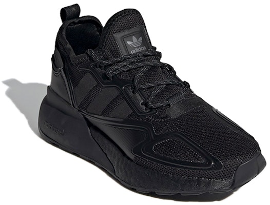 (Grade School) adidas ZX 2K Boost 'Triple Black' para niños. FX7476 Lookbook (Grade School) adidas ZX 2K Boost 'Triple Black' para niños. FX7476