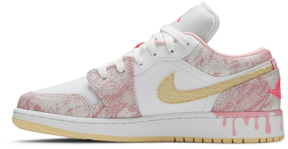 (Kanak-Kanak) Air Jordan 1 Low 'Aiskrim Strawberi' CW7104-601 Lookbook (Kanak-Kanak) Air Jordan 1 Low 'Aiskrim Strawberi' CW7104-601