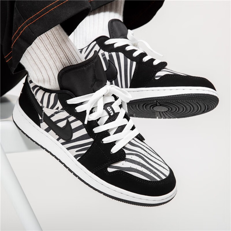 Lookbook (GS) 에어 조던 1 로우 '지브라' 553560-057