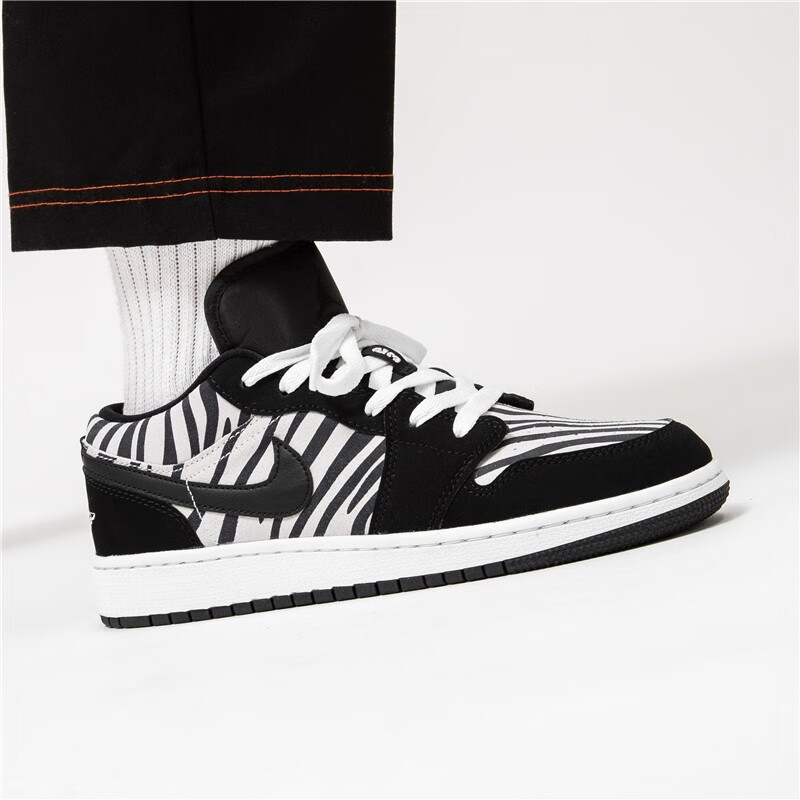 Shop (GS) 에어 조던 1 로우 '지브라' 553560-057