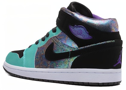 (Año Escolar) Air Jordan 1 Mid 'Verde Atómico Ultravioleta' 555112-309 Lookbook (Año Escolar) Air Jordan 1 Mid 'Verde Atómico Ultravioleta' 555112-309