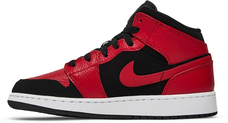 (초등학생) 에어 조던 1 미드 '블랙 짐 레드' 554725-054 Lookbook (초등학생) 에어 조던 1 미드 '블랙 짐 레드' 554725-054