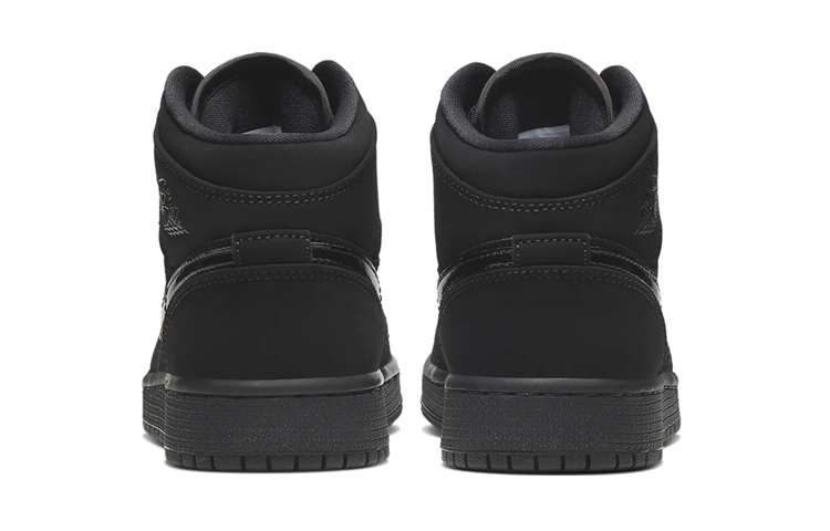 Shop (Año Escolar) Air Jordan 1 Mid 'Triple Black' zapatillas escolares negras. 554725-056