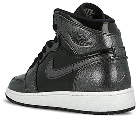 (儿童款) Air Jordan 1 经典高帮复刻版 '黑色' 705300-017 Lookbook (儿童款) Air Jordan 1 经典高帮复刻版 '黑色' 705300-017