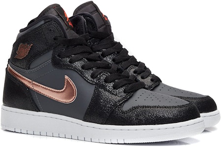 (GS) 에어 조던 1 레트로 하이 '블랙 메탈릭 레드 브론즈' 705300-006 Lookbook (GS) 에어 조던 1 레트로 하이 '블랙 메탈릭 레드 브론즈' 705300-006