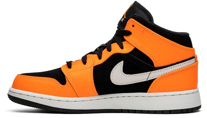 (Kanak-Kanak) Air Jordan 1 Retro Mid 'Oren Hitam' 554725-062 Lookbook (Kanak-Kanak) Air Jordan 1 Retro Mid 'Oren Hitam' 554725-062