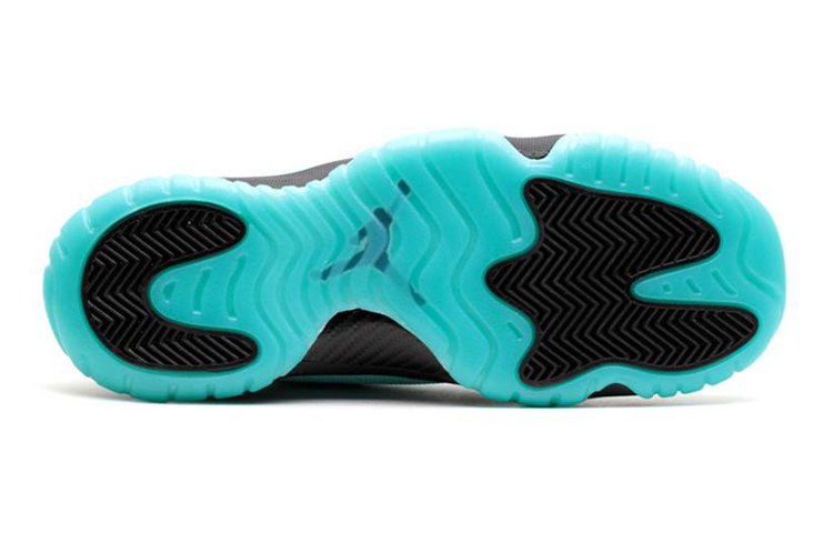 Shop GS エアジョーダン フューチャー GG "ブリーチドターコイズ" 685251-300