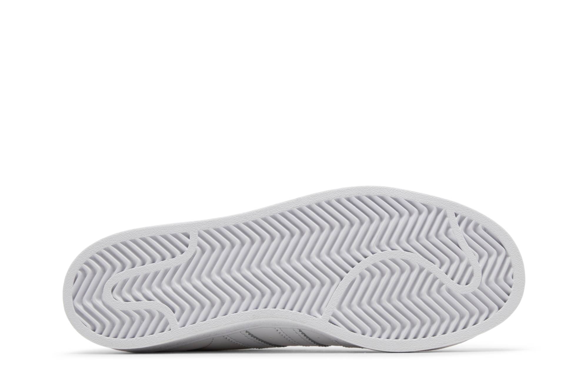 Shop 헬로키티 x 아디다스 슈퍼스타 '컬러풀 플로럴' (초등학생용) ID7279