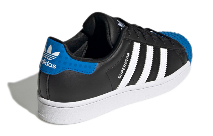 Shop GS レゴ×アディダス スーパースター 黒/青 GY3324
