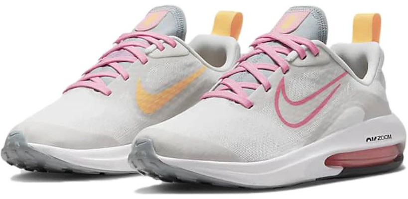 Nike Air Zoom Arcadia 2 GS ''Photon Dust Sea Coral'' Scarpe Bambino. DM8491-003 Lookbook Nike Air Zoom Arcadia 2 GS ''Photon Dust Sea Coral'' Scarpe Bambino. DM8491-003