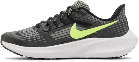 나이키 에어 줌 페가수스 39 '블랙 바렐리 볼트' (초등학생) DM4015-002 Lookbook 나이키 에어 줌 페가수스 39 '블랙 바렐리 볼트' (초등학생) DM4015-002