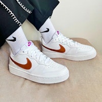 GS ナイキ コート バーロウ LOW 2 SE "ホワイト/メタリックカッパー" DQ5979-100 Order GS ナイキ コート バーロウ LOW 2 SE "ホワイト/メタリックカッパー" DQ5979-100