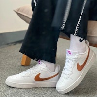 GS ナイキ コート バーロウ LOW 2 SE "ホワイト/メタリックカッパー" DQ5979-100 Shop GS ナイキ コート バーロウ LOW 2 SE "ホワイト/メタリックカッパー" DQ5979-100