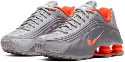 (小童款) 耐克Shox R4 '浅烟灰烈焰红' CW2626-001 Lookbook (小童款) 耐克Shox R4 '浅烟灰烈焰红' CW2626-001