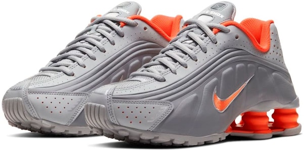 GS ナイキ ショックス R4 ライトスモークグレー/ハイパークリムゾン CW2626-001 Lookbook GS ナイキ ショックス R4 ライトスモークグレー/ハイパークリムゾン CW2626-001