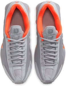 GS ナイキ ショックス R4 ライトスモークグレー/ハイパークリムゾン CW2626-001 Shop GS ナイキ ショックス R4 ライトスモークグレー/ハイパークリムゾン CW2626-001