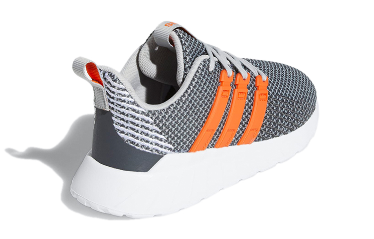 Shop (PS) (adolescent) adidas Questar Flow ''Gris Orange'' EH3112