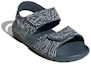 Lookbook (PS) Sandales adidas Altaswim C Bleu Foncé et Blanc ''Dark Blue White''. FW7417