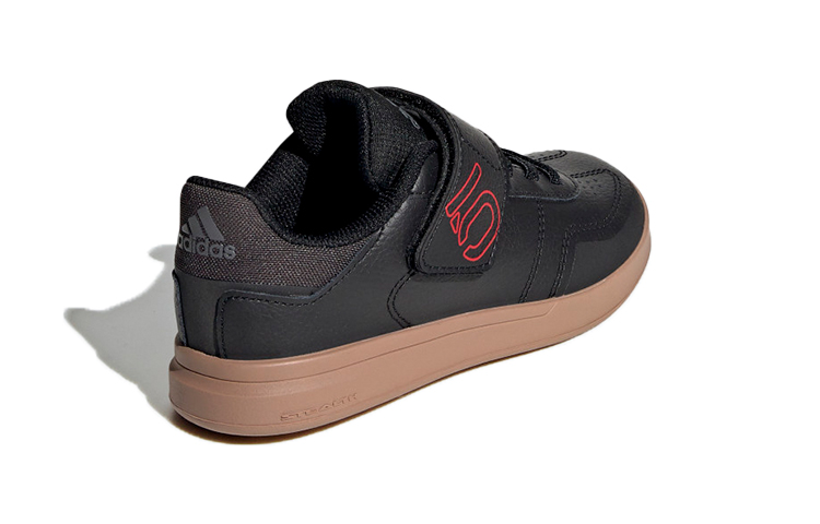 Shop 中童 adidas Five Ten Sleuth Deluxe 山地車低幫兒童板鞋 黑棕