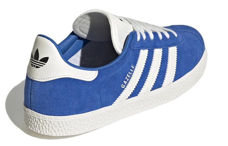 Shop 大童 adidas originals Gazelle J 舒適 耐磨 低幫 兒童板鞋 藍白