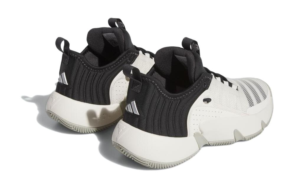 Shop 兒童 adidas Trae Unlimited 減震耐磨 低筒 兒童籃球鞋 白黑