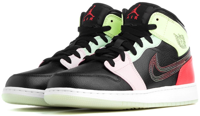 (PS) Air Jordan 1 Mid SE 'Bercahaya Dalam Gelap' AV5173-076 Lookbook (PS) Air Jordan 1 Mid SE 'Bercahaya Dalam Gelap' AV5173-076