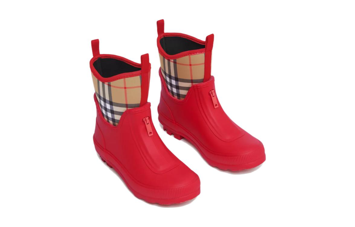 Lookbook (PS) Botas de Lluvia Retro de Goma Burberry 'Cuadro Rojo Brillante' 80544171