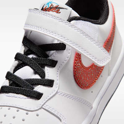 Sizing (PS) Nike Court Borough Low Wit/Rode Picante/Licht Volt/Blauw Bes IR1529-100