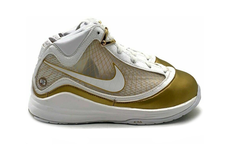 Order (PS) Nike LeBron 7 China Moon 2020 ''Wit Goud'' CK0718-100