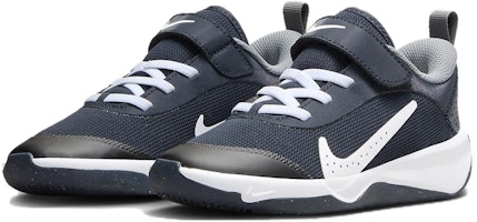 (PS) Nike Omni Multi-Court 'Dark Obsidian White' Sepatu Olahraga Basket DM9026-402 Lookbook (PS) Nike Omni Multi-Court 'Dark Obsidian White' Sepatu Olahraga Basket DM9026-402