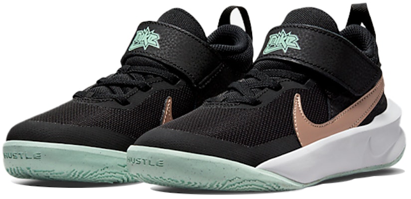 (PS) Nike Team Hustle D10 'Negro Menta Metálico Bronce Rojo' CW6736-009 Lookbook (PS) Nike Team Hustle D10 'Negro Menta Metálico Bronce Rojo' CW6736-009