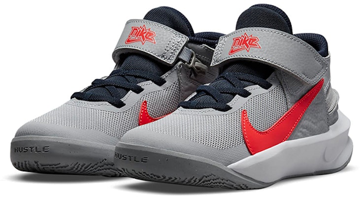 (PS) Nike Team Hustle D10 FlyEase 'Gris y Carmesí Brillante' DD7302-006 Lookbook (PS) Nike Team Hustle D10 FlyEase 'Gris y Carmesí Brillante' DD7302-006